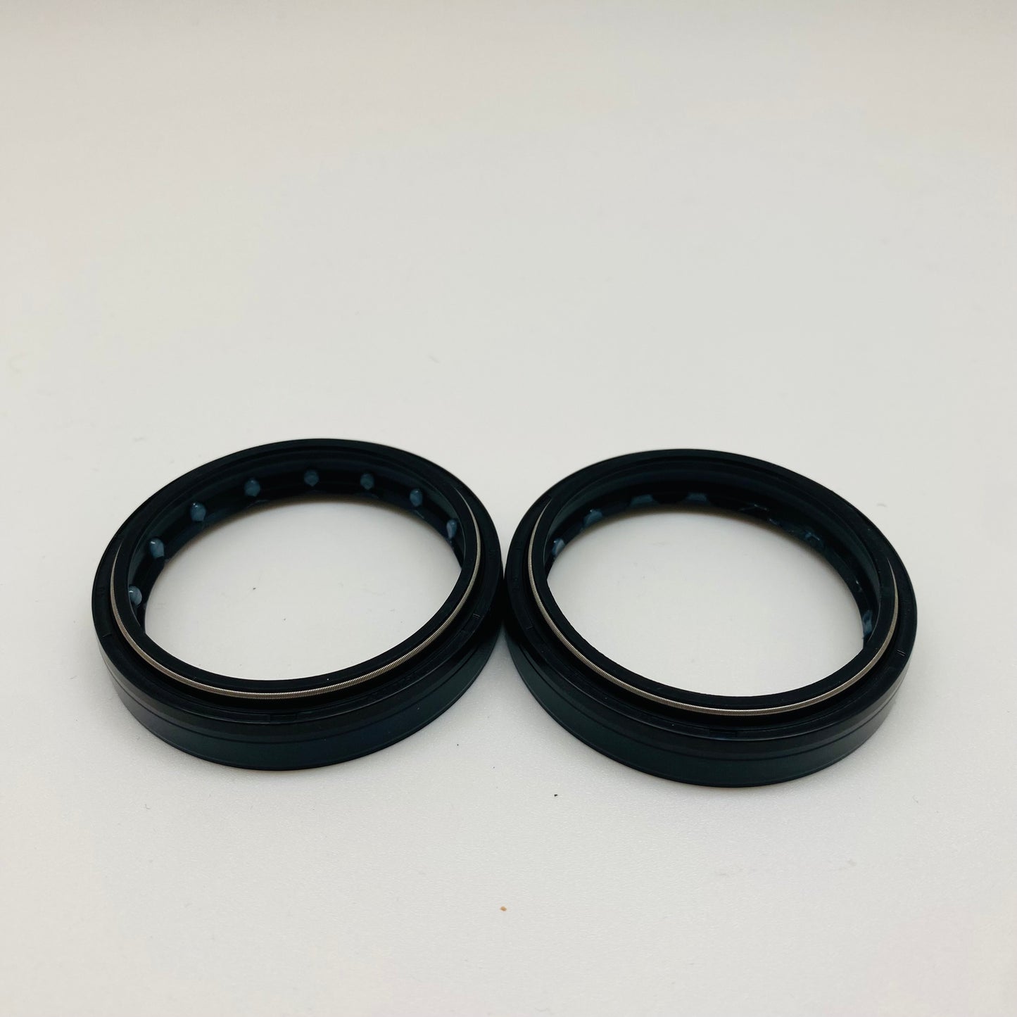 Etuhaarukan tiivistesarja – Öljytiivisteet & pölysuojat (pari)