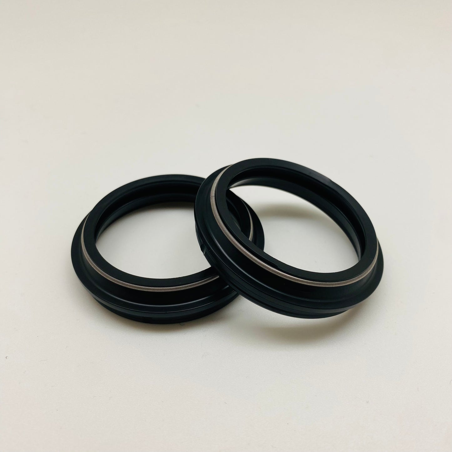 Etuhaarukan tiivistesarja – Öljytiivisteet & pölysuojat (pari)